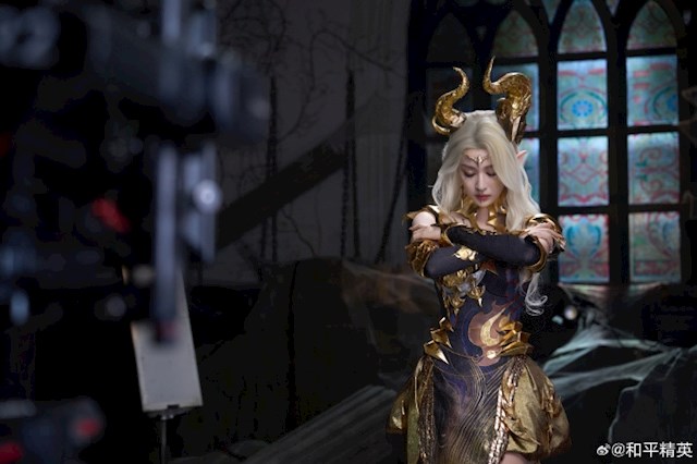 王楚然COS龙族女王：手持骨节鞭 霸气与优雅并存