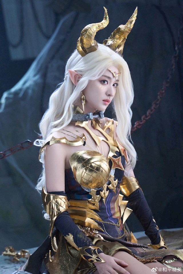王楚然COS龙族女王：手持骨节鞭 霸气与优雅并存