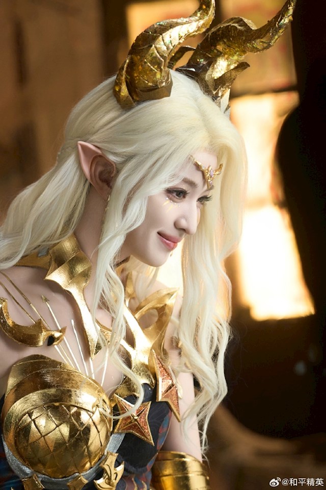 王楚然COS龙族女王：手持骨节鞭 霸气与优雅并存