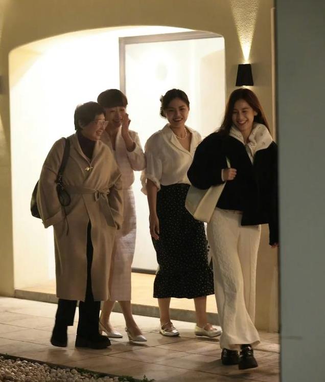 黄圣依携妈妈上新综艺，73岁黄妈妈打扮年轻，母女互动引人羡慕！