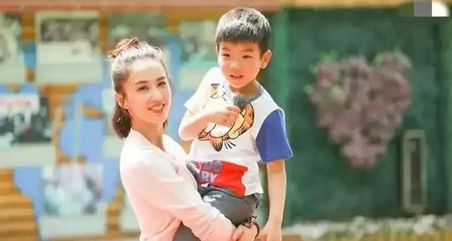 黄圣依携妈妈上新综艺，73岁黄妈妈打扮年轻，母女互动引人羡慕！