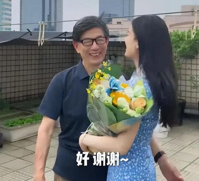 黄圣依携妈妈上新综艺，73岁黄妈妈打扮年轻，母女互动引人羡慕！