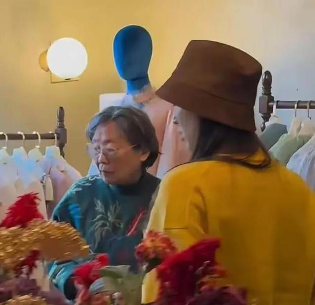 黄圣依携妈妈上新综艺，73岁黄妈妈打扮年轻，母女互动引人羡慕！