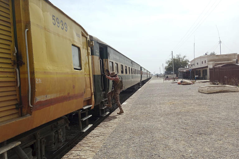 Pakistán dice que ataque contra tren ha concluido, pero algunos rehenes ...