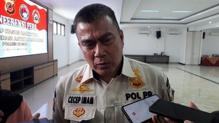 KARIER KASATPOL PP BOGOR. Kasatpol PP Kabupaten Bogor Cecep Imam Nagarasid seusai menghadiri acara di Mako Polres Bogor, Jumat (2/12/2022). Kasatpol PP Kabupaten Bogor, Cecep Imam Nagarasid disorot usai viral dicari Gubernur Jawa Barat, Dedi Mulyadi karena ketidakhadiran membongkar Hibisc Fantasy Puncak Bogor. (TribunnewsBogor.com/Naufal Fauzy)