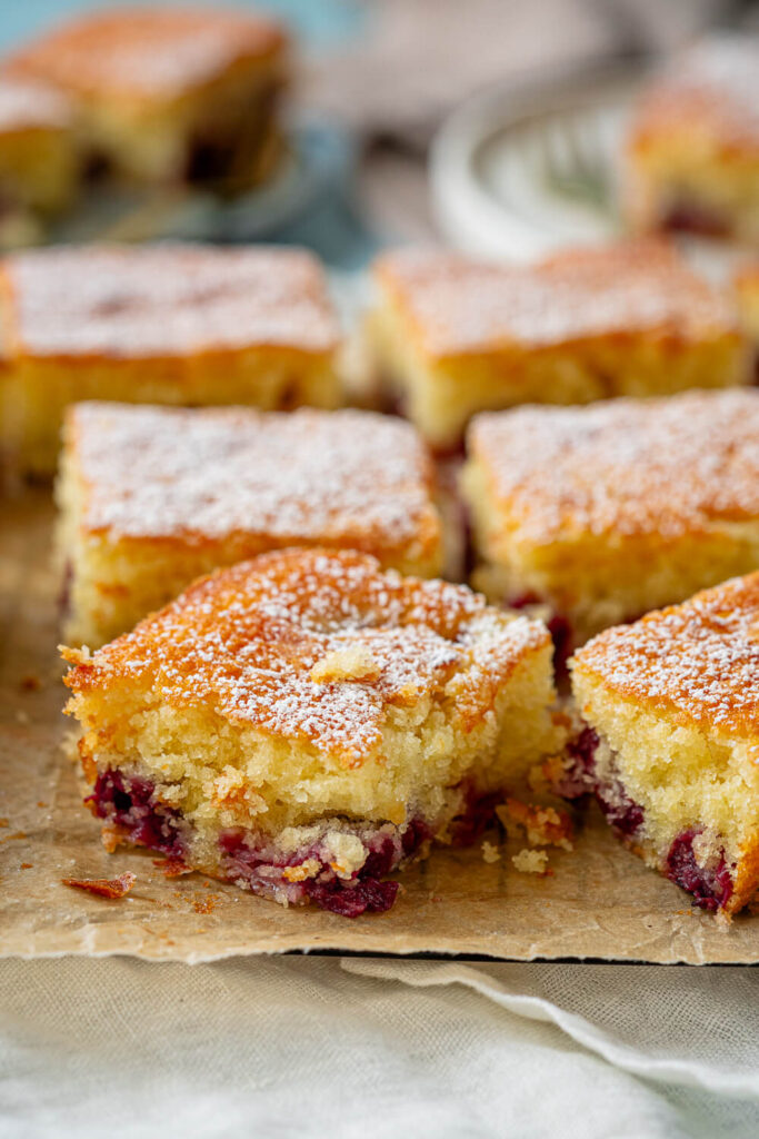 Buttermilch-Kirschkuchen - super saftiger Blechkuchen mit Kirschen