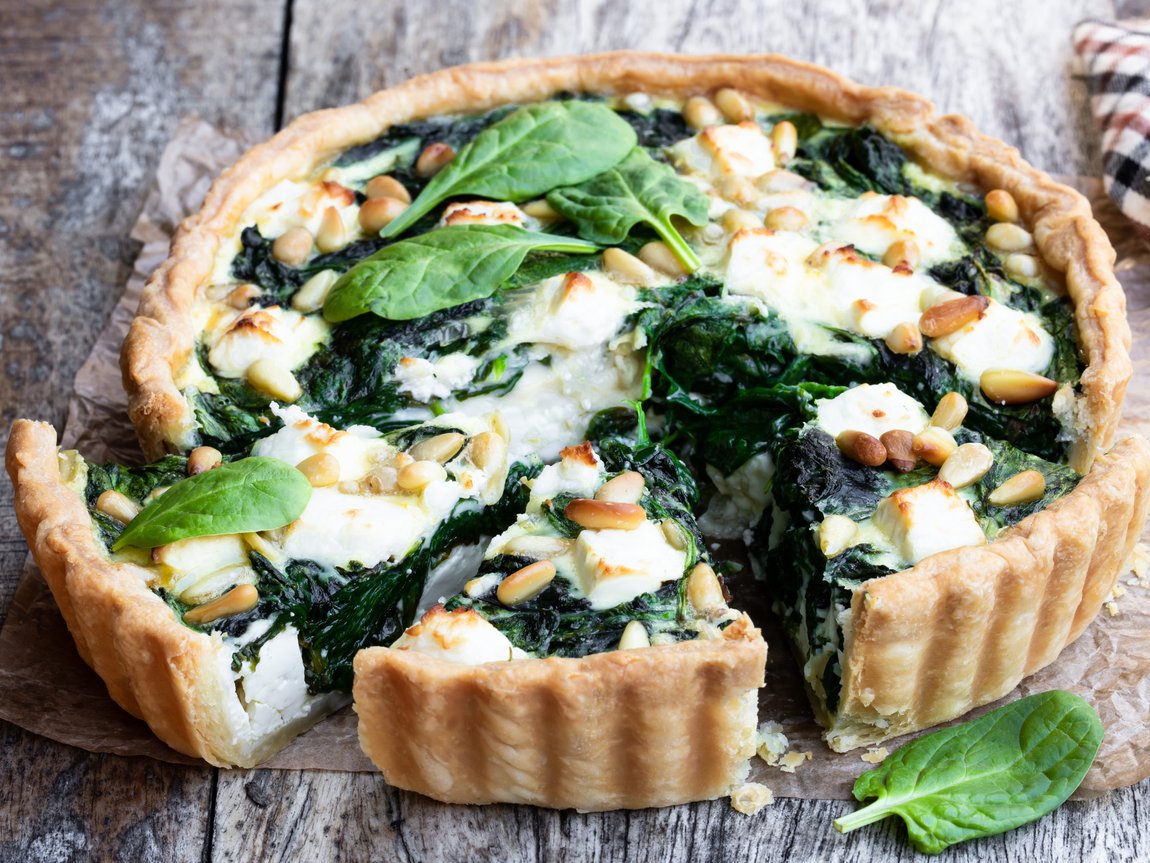 Frühlingsbote auf dem Teller: Knusprige Spinat-Quiche mit Pinienkernen
