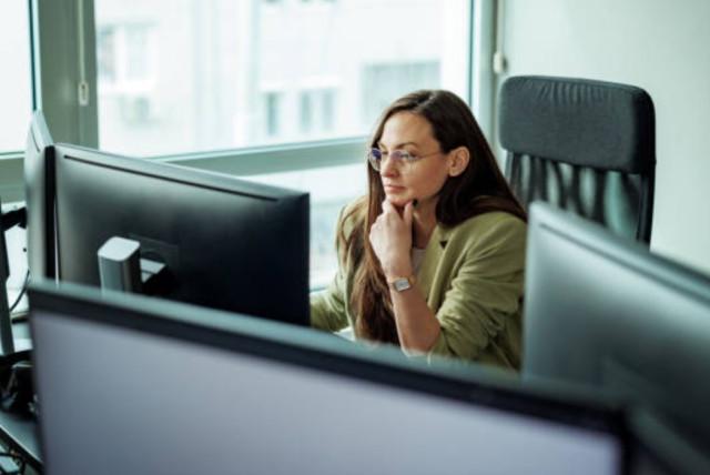 La evidencia científica apunta a que lo más saludable es alternar y moverse con frecuencia. iStock