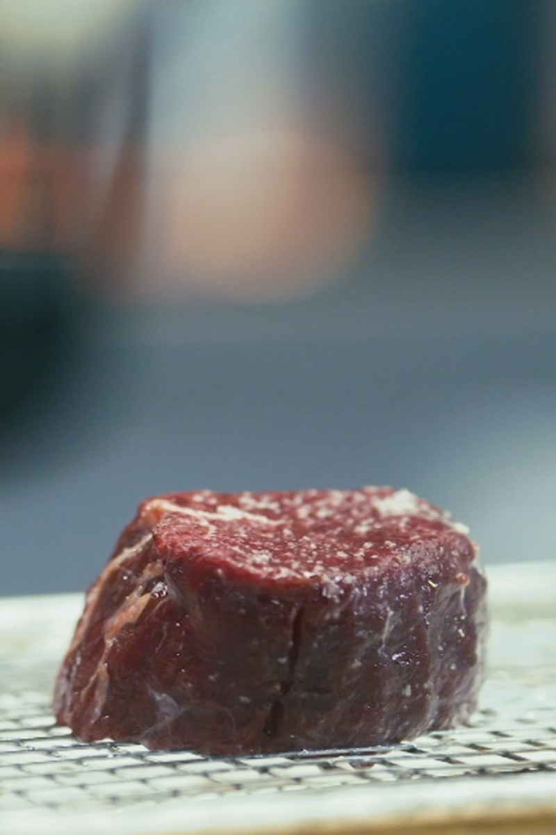 Perfekte Rinderlende mit Kräutern der Provence