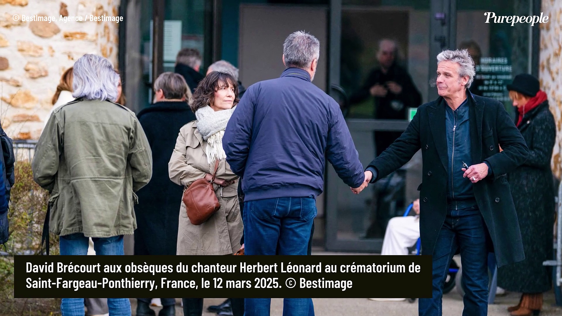 L'heure du recueillement pour Herbert Léonard : l'un de ses grands amis star  des années 1970 très soutenu, Julien Lepers présent | Watch