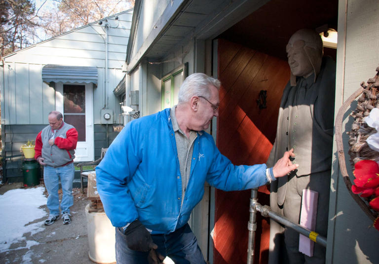 Flint sculptor behind Back to the Bricks, Floyd McCree statues dies at 84