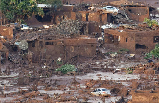 (Arquivo) Uma visão geral do local onde ocorreu o rompimento de uma barragem em Bento Rodrigues, em Mariana, estado de Minas Gerais, em 6 de novembro de 2015