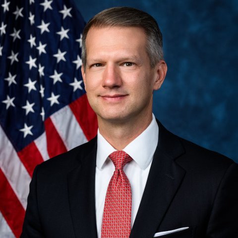 該法案由西維吉尼亞州共和黨眾議員賴利·摩爾（Riley Moore）主導，預計將於本週五正式提出，名稱為《透過維護學術界的智慧財產權保護來制止中共窺探法案》，簡稱《制止中共簽證法案》。&nbsp;&nbsp;&nbsp;圖:翻攝自X帳號@EricLDaugh