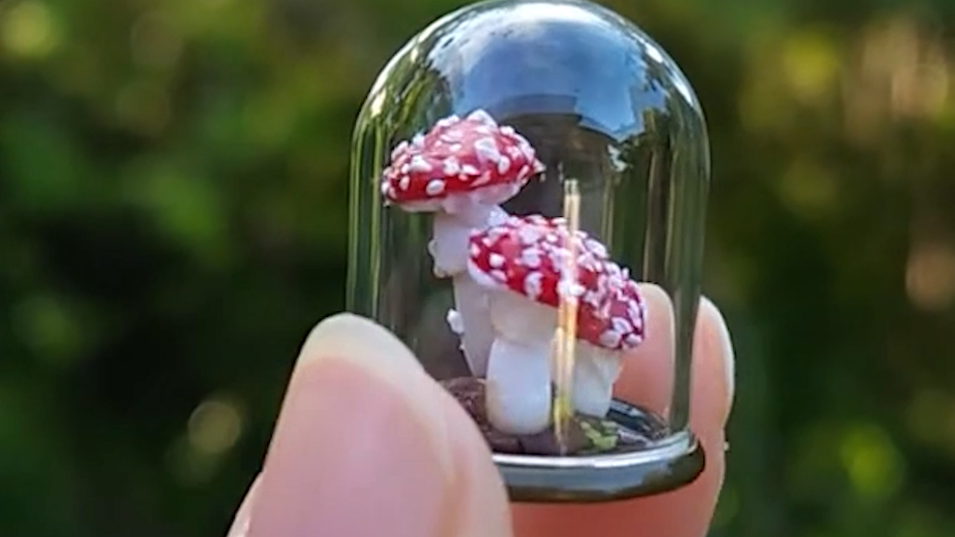 Künstler fertigt realistische Miniatur-Lebensmittel an, darunter Birnen ...