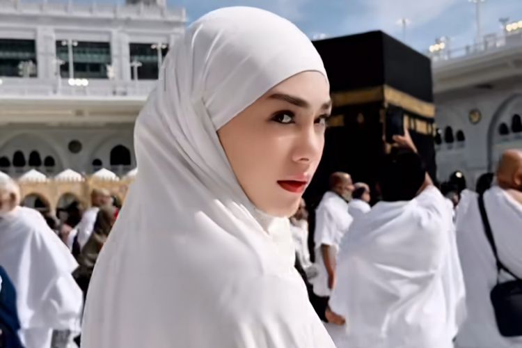 Celine Evangelista Tenang Hadapi Masalah Setelah Hijrah