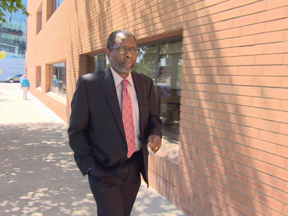 L’ancien directeur de la Legacy Christian Academy nie avoir frappé des ...