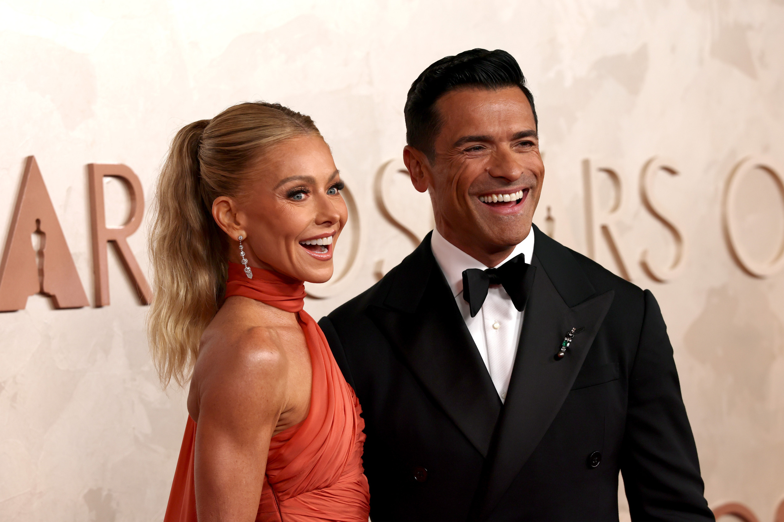 Kelly Ripa Reacts to Husband's Wardrobe Malfunction on Live TV