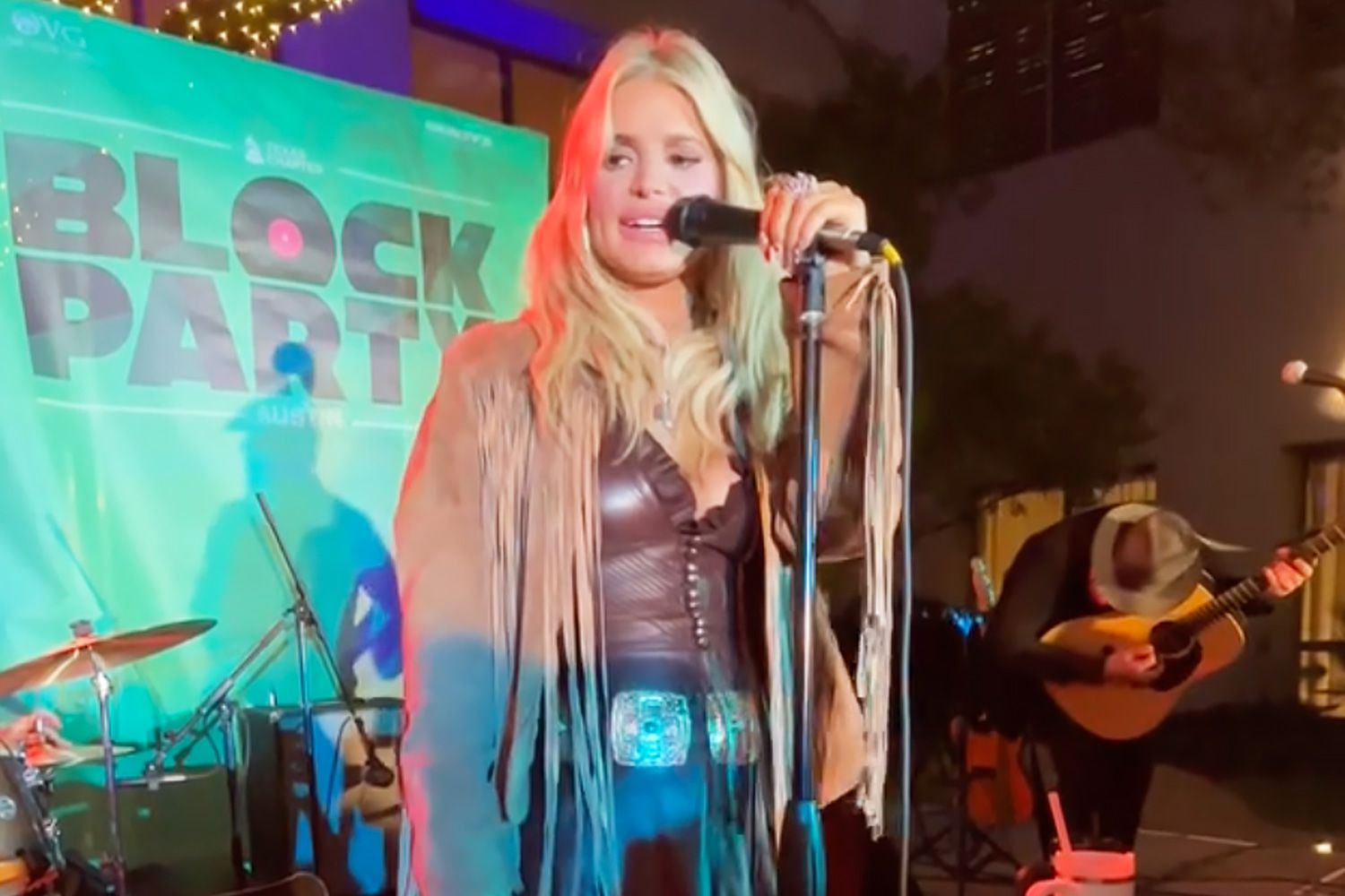 Jessica Simpson Returns to Stage for First Time in 15 Years, Debuts