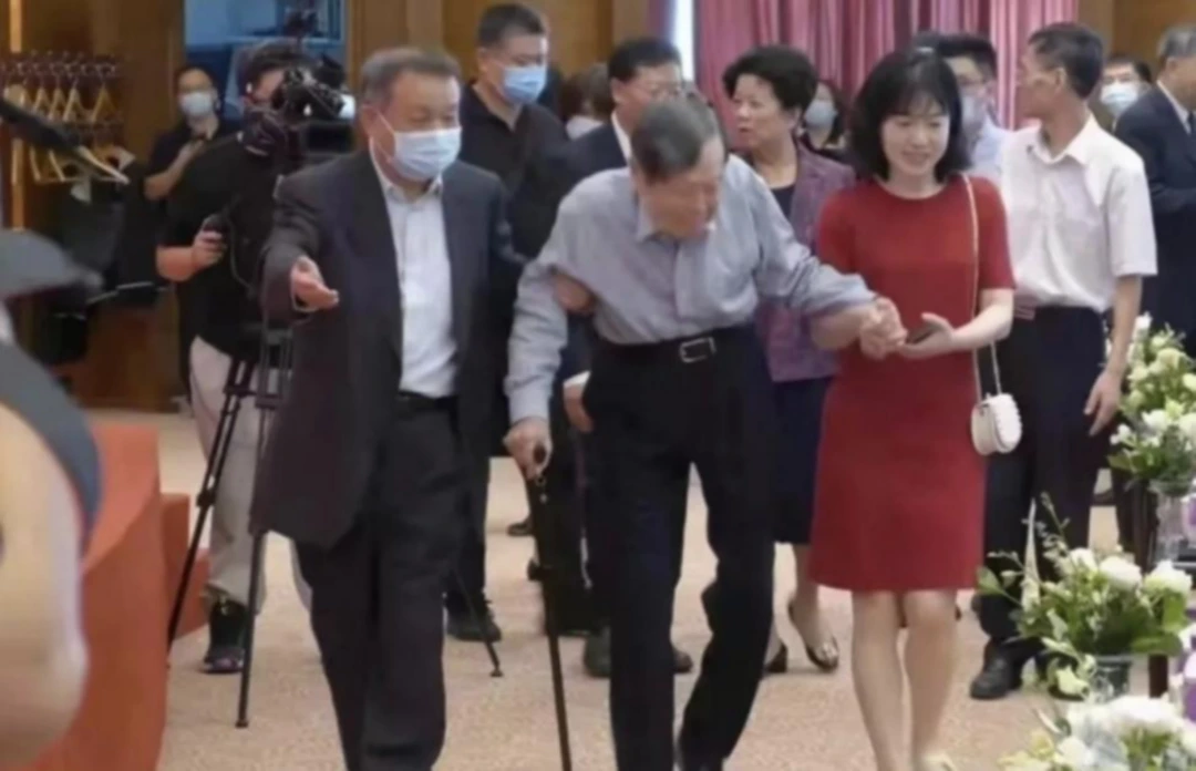 杨澜采访杨振宁：“您去世之后，翁帆怎么办？”杨振宁的回答太通透了！