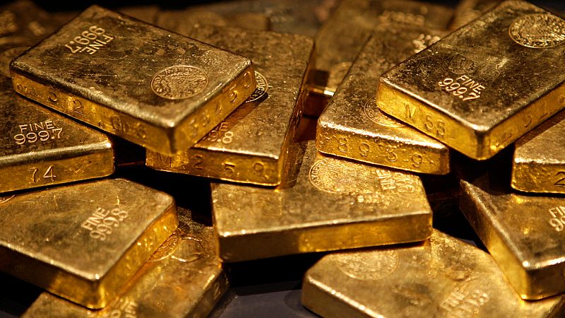 El oro sube y el dólar cede mientras Trump minimiza su pérdida de valor