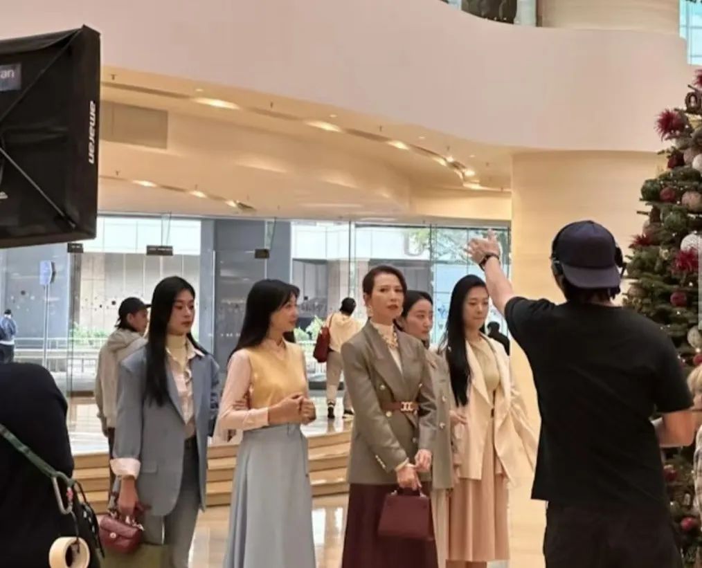 蔡少芬近日现身香港金钟太古广场，被网友野生捕获！照片中，娘娘一身干练的西装外套搭配皮裙和长靴，妥妥的女强人风范。   在网友高清镜头下，蔡少芬脸上的粉底似乎有些卡粉，法令纹也依稀可见。  但这丝毫没有影响娘娘的美貌，反而更添一份真实和自然