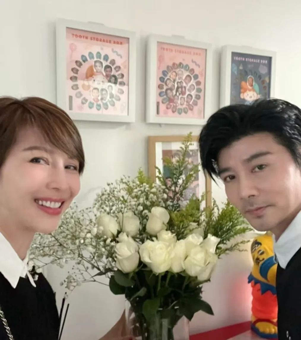 51岁蔡少芬香港商场被偶遇，生图卡粉有法令纹，美的真实又自然！