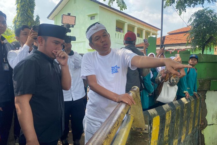 Dedi Mulyadi mulai memimpin pembongkaran 60 bangunan liar (bangli) Kali Sepak di Desa Srimukti dan Desa Srijaya, Tambun Utara, Kabupaten Bekasi, Jawa Barat, Jumat (14/3/2025) pagi.