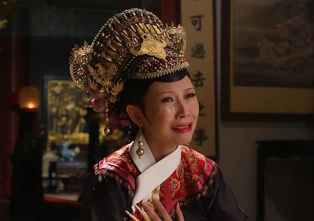 51岁蔡少芬香港商场被偶遇，生图卡粉有法令纹，美的真实又自然！