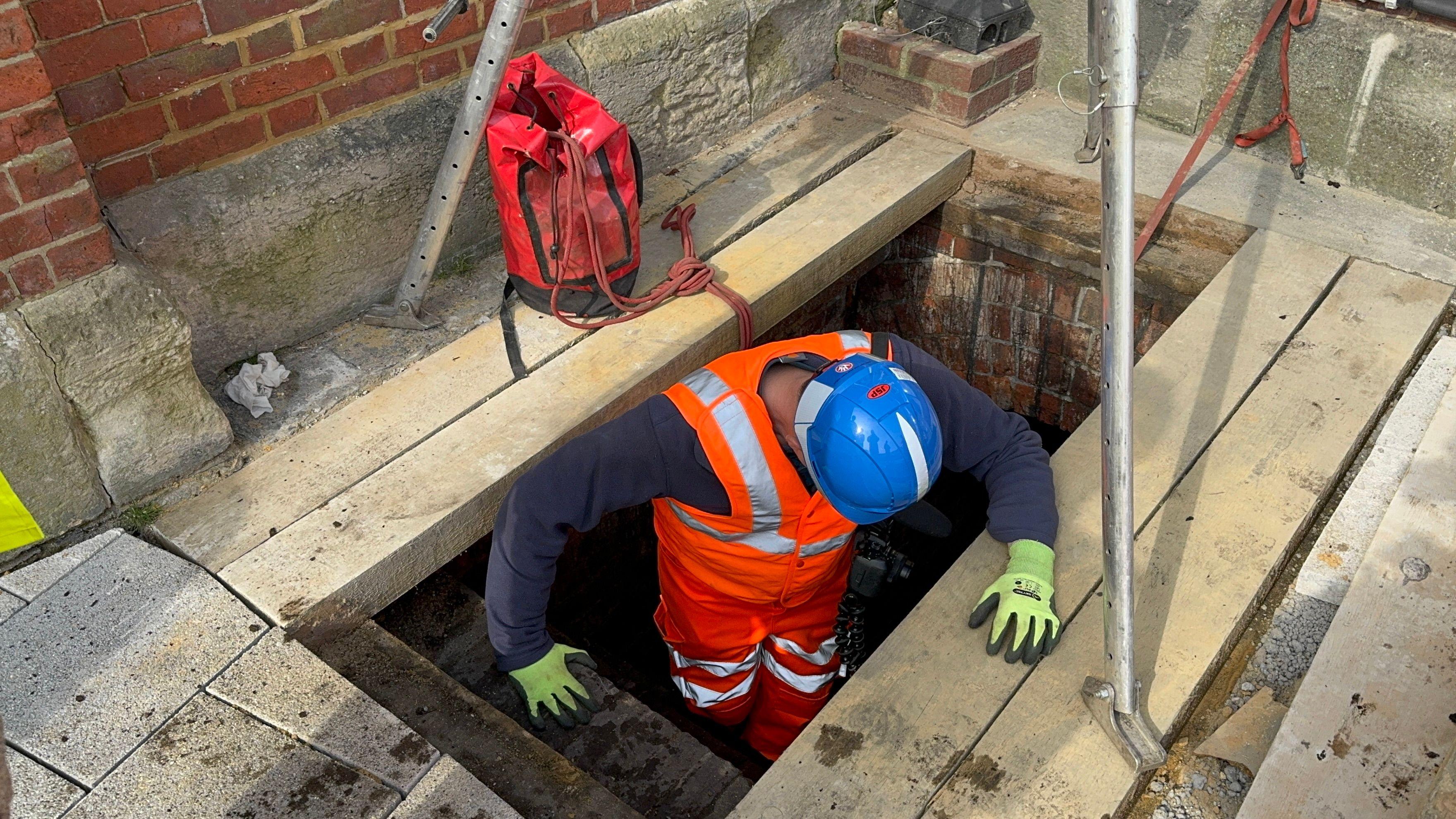 AA1AUiDX Secret tunnels discovered beneath railway station