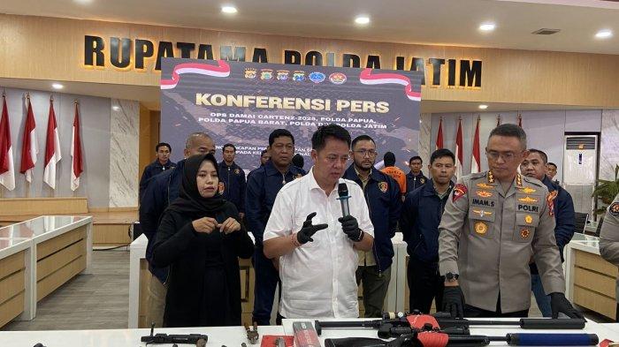 KKB PAPUA - Senjata api dan amunisi yang disuplai untuk KKB Papua berasal dari Bojonegoro, Selasa (11/3/2025)(KOMPAS.com/IZZATUN NAJIBAH) (Tribun-Papua.com/Istimewa)