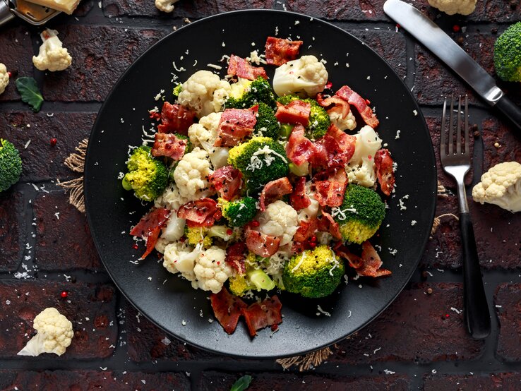 Blumenkohl-Brokkoli-Salat mit Parmaschinken: Wie köstlich!