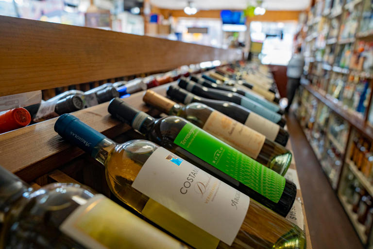 AME9018. NUEVA YORK (ESTADOS UNIDOS), 13/03/2025.- Fotografía de unas botellas de vino en una tienda de licores este jueves, en Nueva York (Estados Unidos). El presidente estadounidense, Donald Trump, amenazó con imponer un arancel del 200 % al vino y al resto de bebidas alcohólicas procedentes de la Unión Europea (UE) en represalia por los planes de Bruselas de gravar las importaciones de whisky estadounidense, una medida que podría empeorar aún más la actual guerra comercial. EFE/ Angel Colmenares