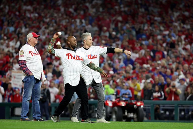 Charlie Manuel looks on as Jimmy Rollins and Chase Utley deliver the first pitches prior to the start of Game 4 of the 2022 World Series at Citizens Bank Park in Philadelphia on Nov. 2, 2022.