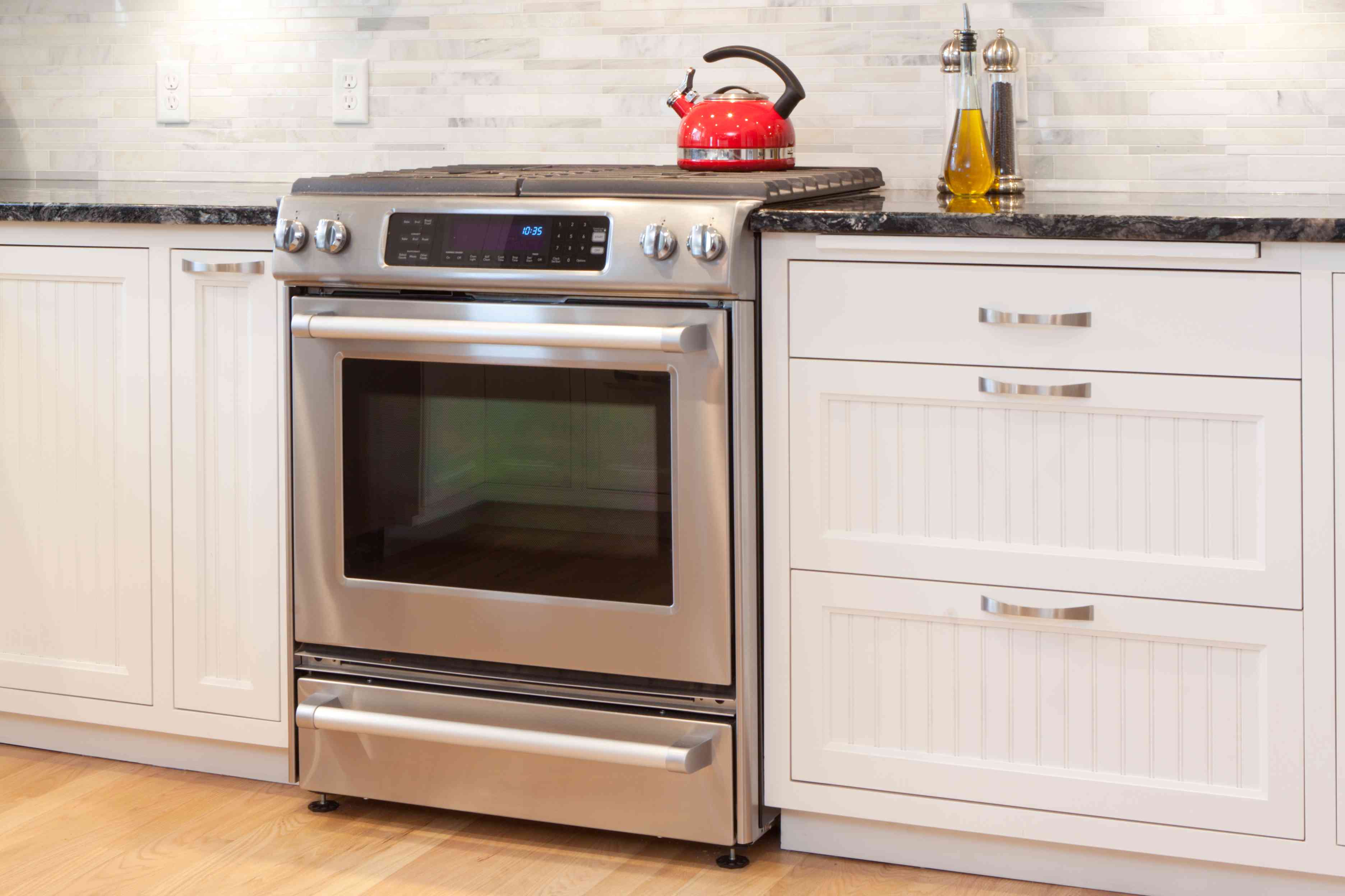 What the bottom drawer of your oven is really for—and how to use it ...