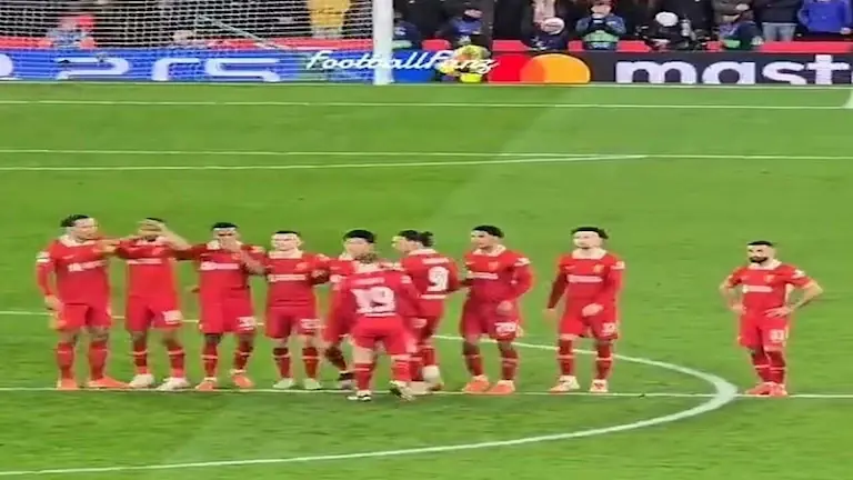 لاعبو ليفربول يواسون نونيز دون صلاح (2)