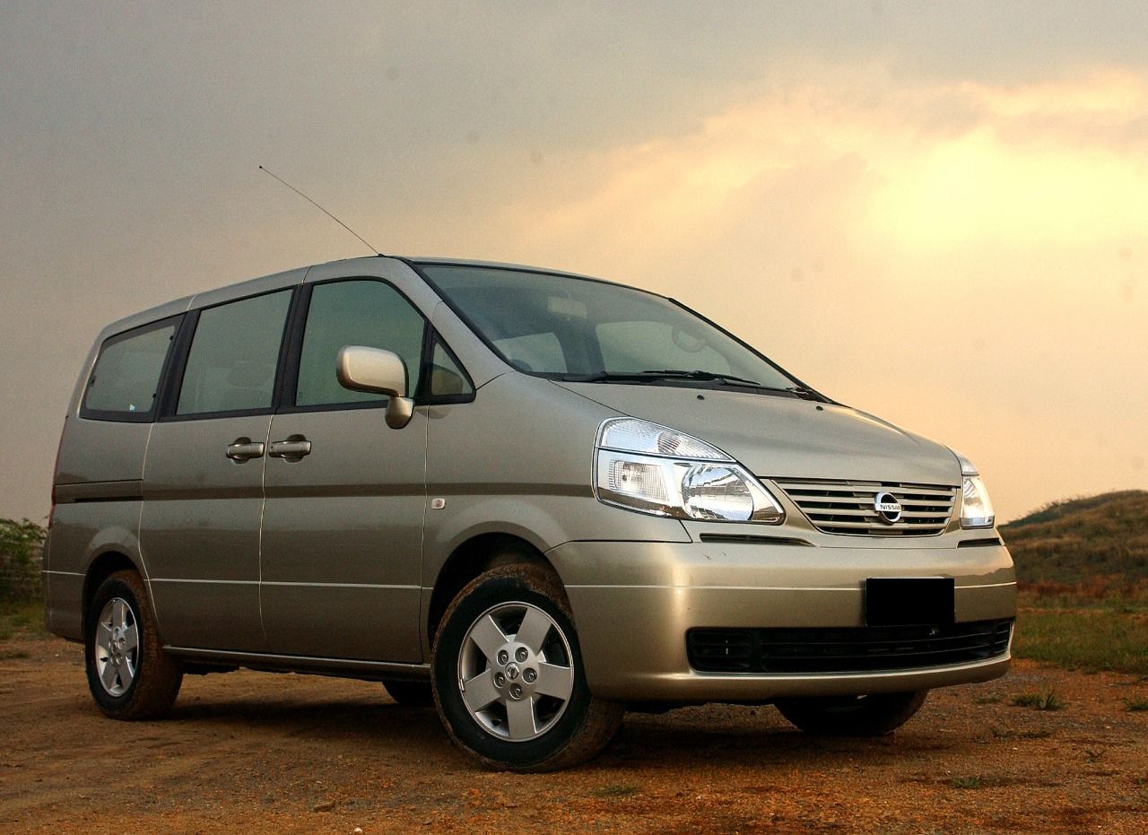 Muat banyak, harga mobil bekas Nissan Serena 2010 makin miring jelang ...