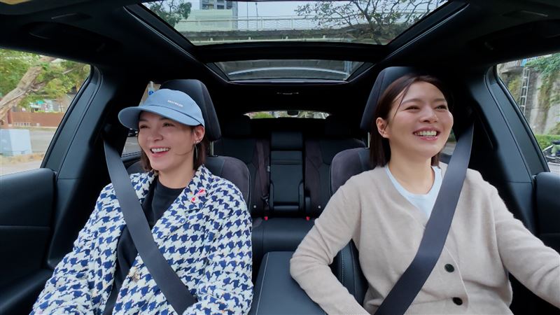 張榕容(左)的大膽敢言，讓劉品言暱稱她為老公。（圖／鏡電視提供）