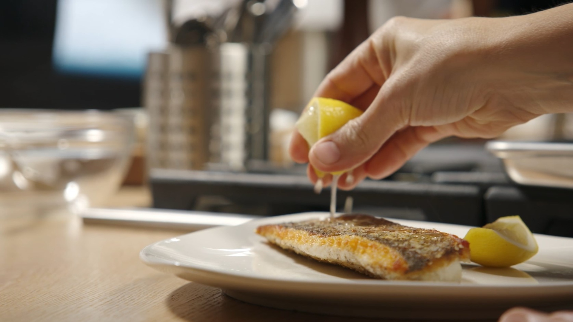 Perfektionierung von knusprig gehäutetem, in der Pfanne gebratenem Fisch