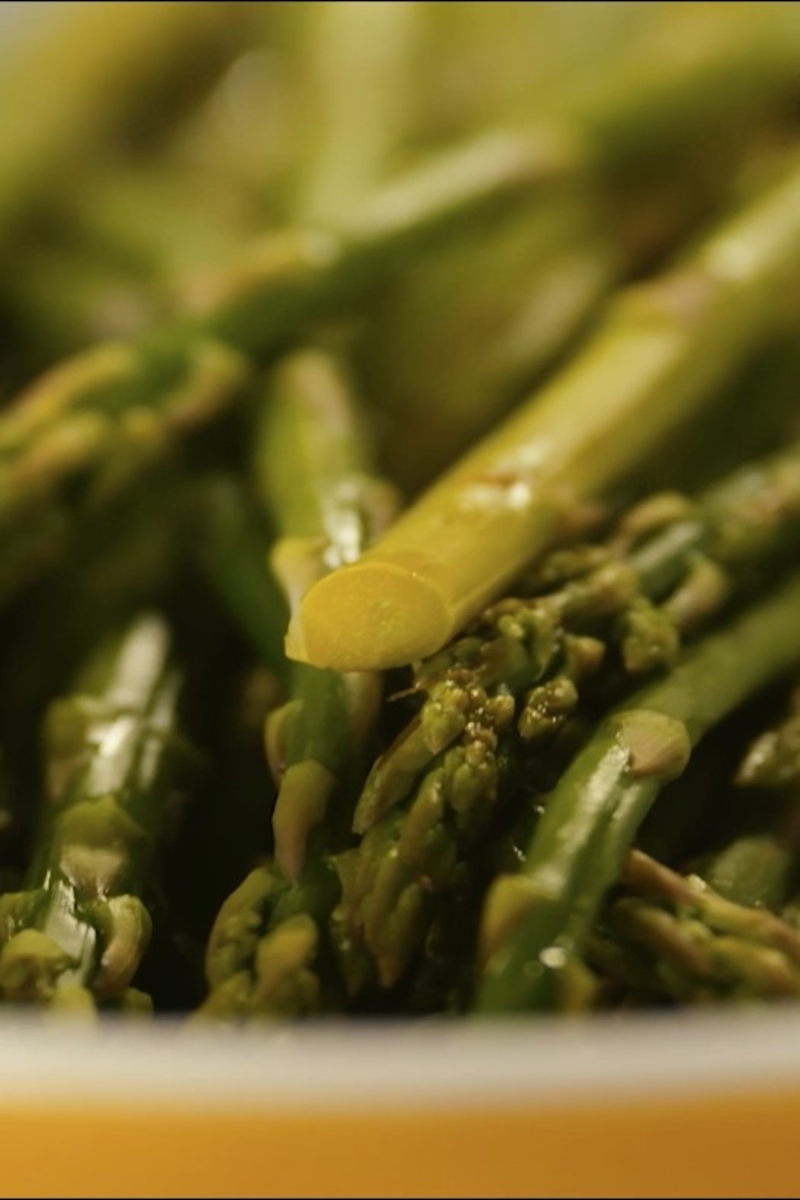 Perfekt gekochter Spargel mit einem Schuss Weißwein