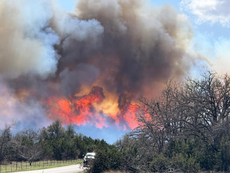 Crabapple Fire near Fredericksburg more than 9,500 acres, 55 contained(01)
