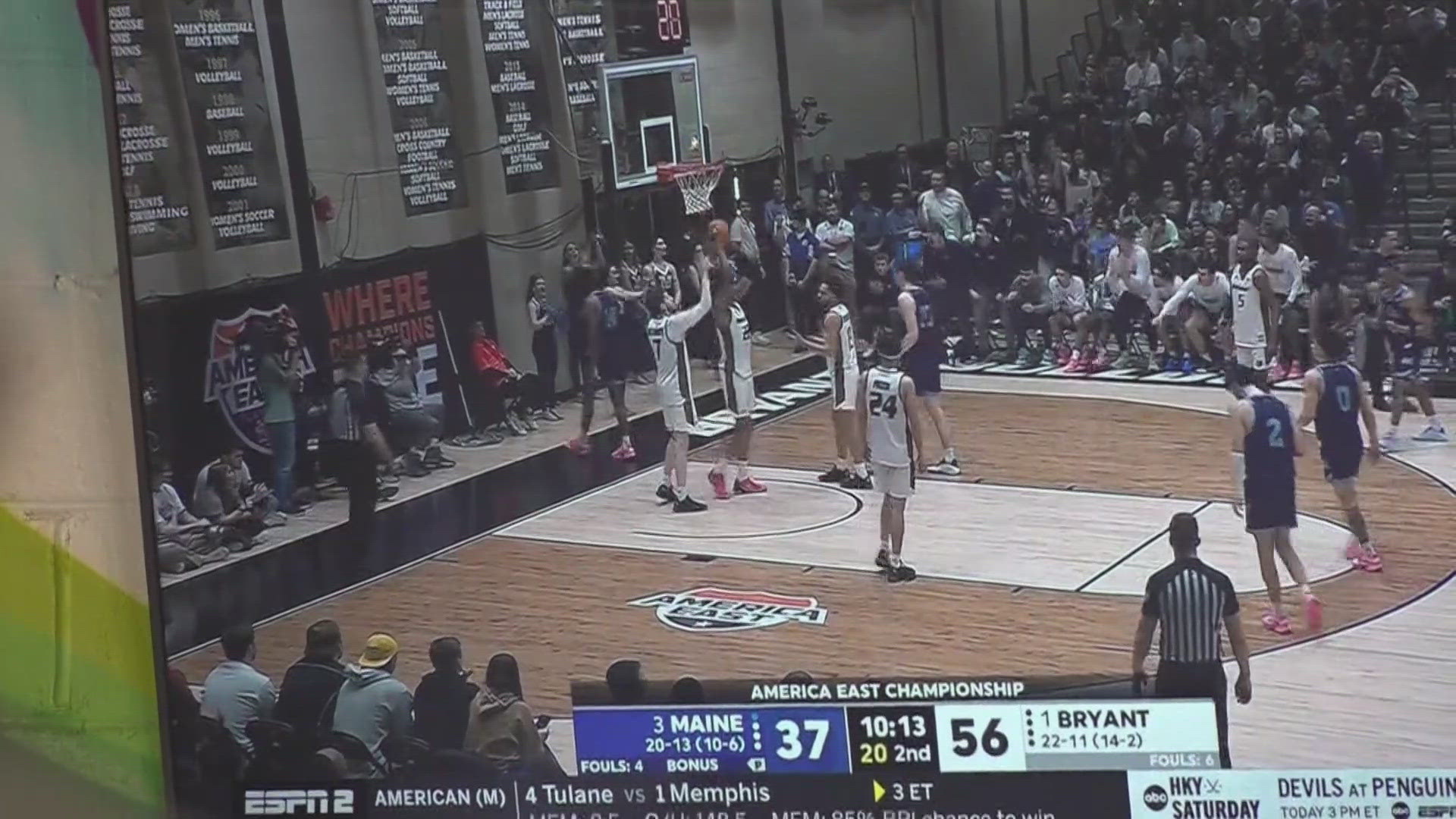 umaine-men-s-basketball-fans-gather-for-america-east-championship-watch