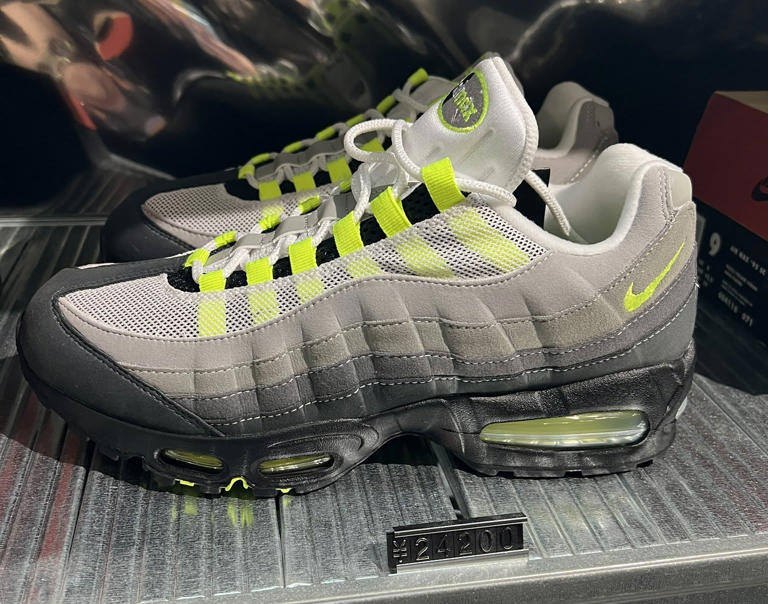靴 NIKE AIR MAX 95 BIG BUBBLE NEON YELLOW Big Bubble 'Neon' Nike Air Max 95s Just Dropped Early