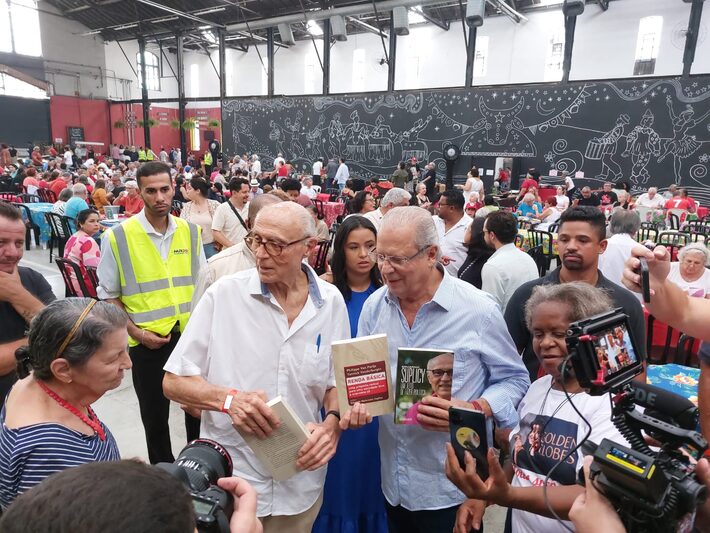 Em festa de Dirceu, Suplicy entrega livro sobre renda básica de presente a ex-ministro Foto: Marcelo Godoy / Estadão