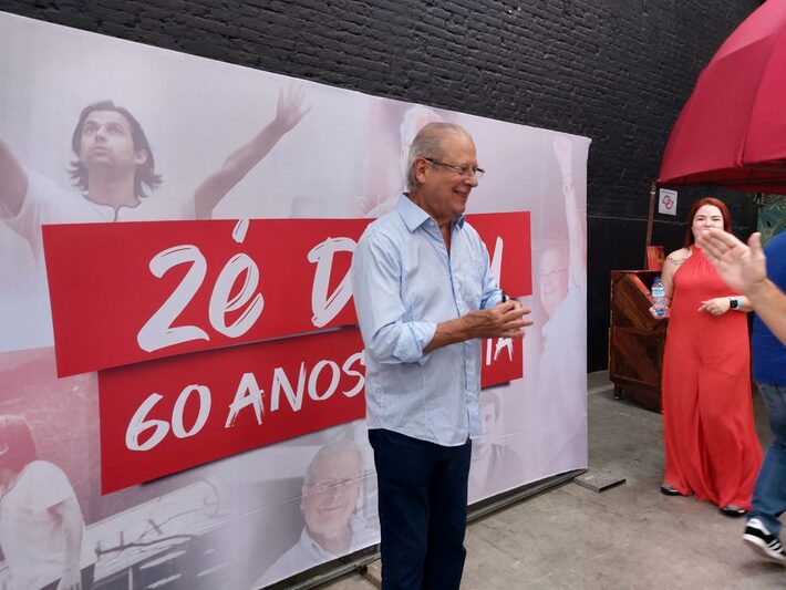 Dirceu ao chegar na região central de São Paulo para feijoada com militantes do MST Foto: Marcelo Godoy / Estadão