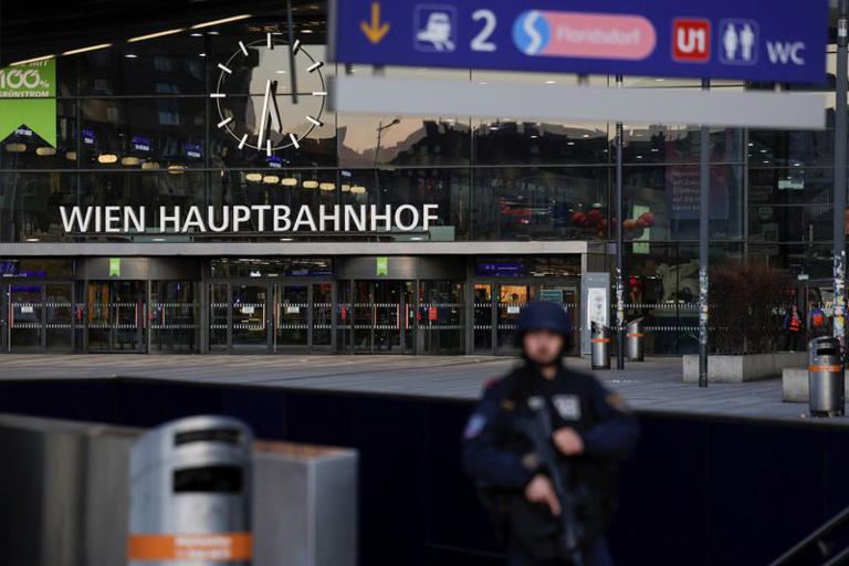 Vienna's main rail station resumes services after evacuation over threat