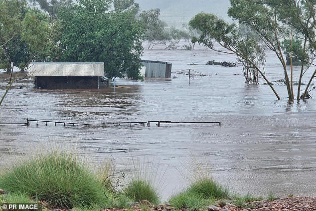 Map shows Tropical Cyclone Alfred bearing down on Australia