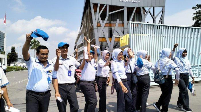 Sejumlah karyawan Sritex setelah mengikuti acara perpisahan, Jumat (28/2/2025). Karyawan PT Sri Rejeki Isman (Sritex) yang sudah di-PHK, dikabarkan dapat dipekerjakan kembali, menyusul sudah ada investor yang berminat menyewa aset (KOMPAS.com/Romensy Augustino)