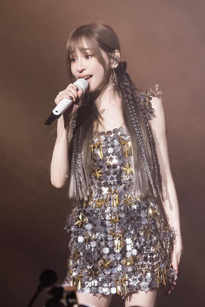 王心凌演唱会穿搭美哭了！甜美娇俏，40+依旧少女心满满