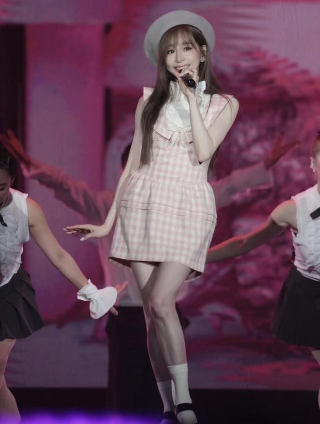 王心凌演唱会穿搭美哭了！甜美娇俏，40+依旧少女心满满