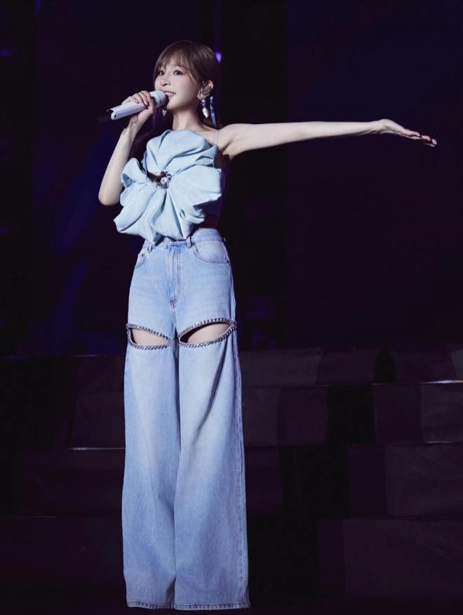 王心凌演唱会穿搭美哭了！甜美娇俏，40+依旧少女心满满